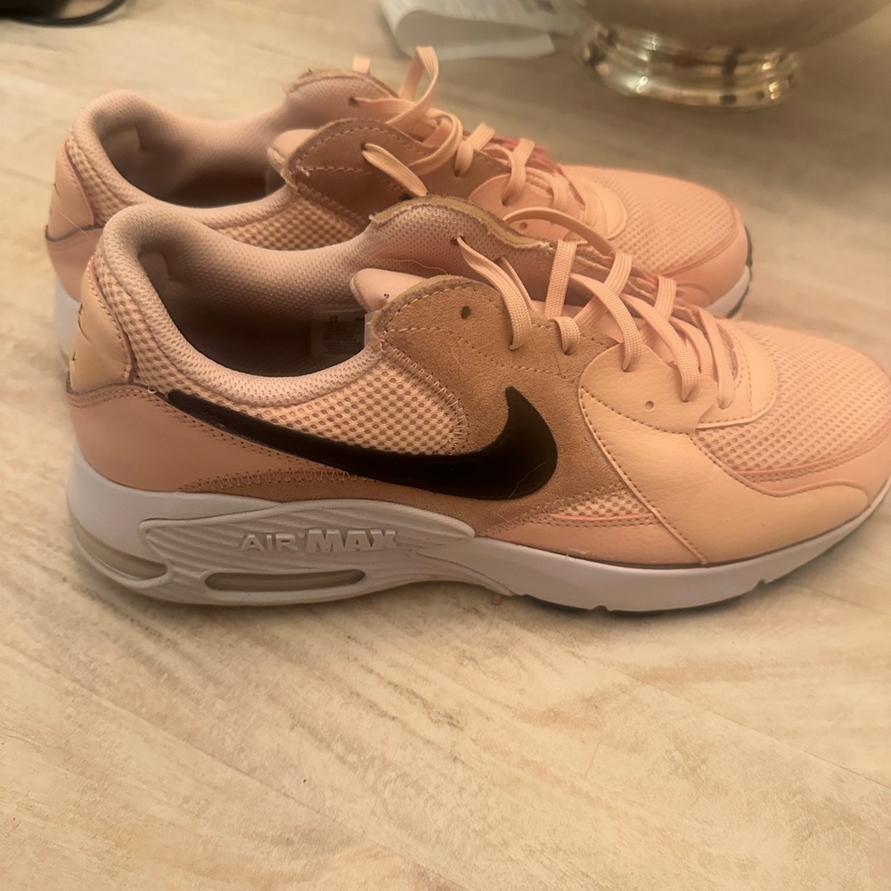 Nike Excee Air Max Peach and Black Athletic Shoes